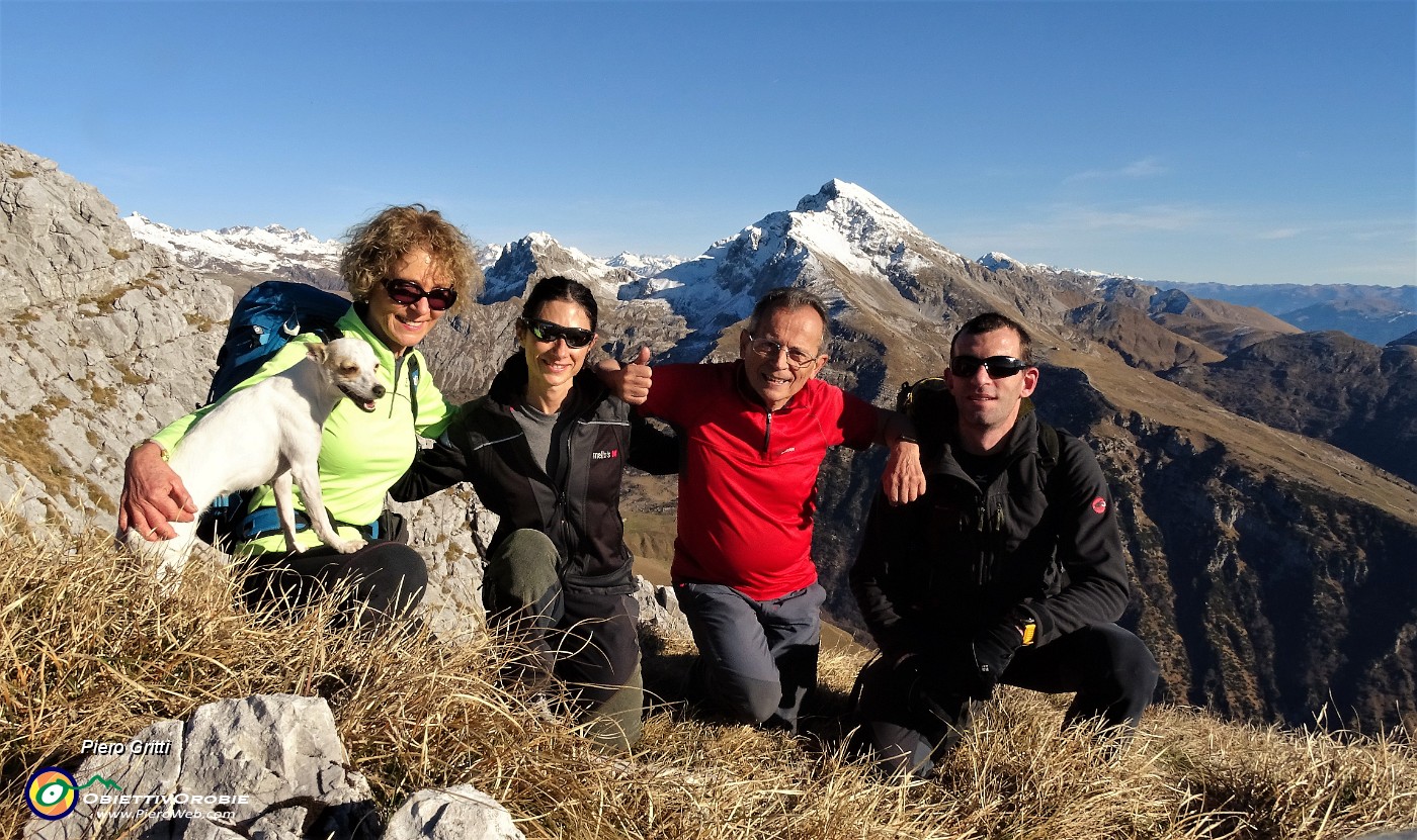 03 In cresta di vetta di Cima Menna con vista in Arera.JPG -                                